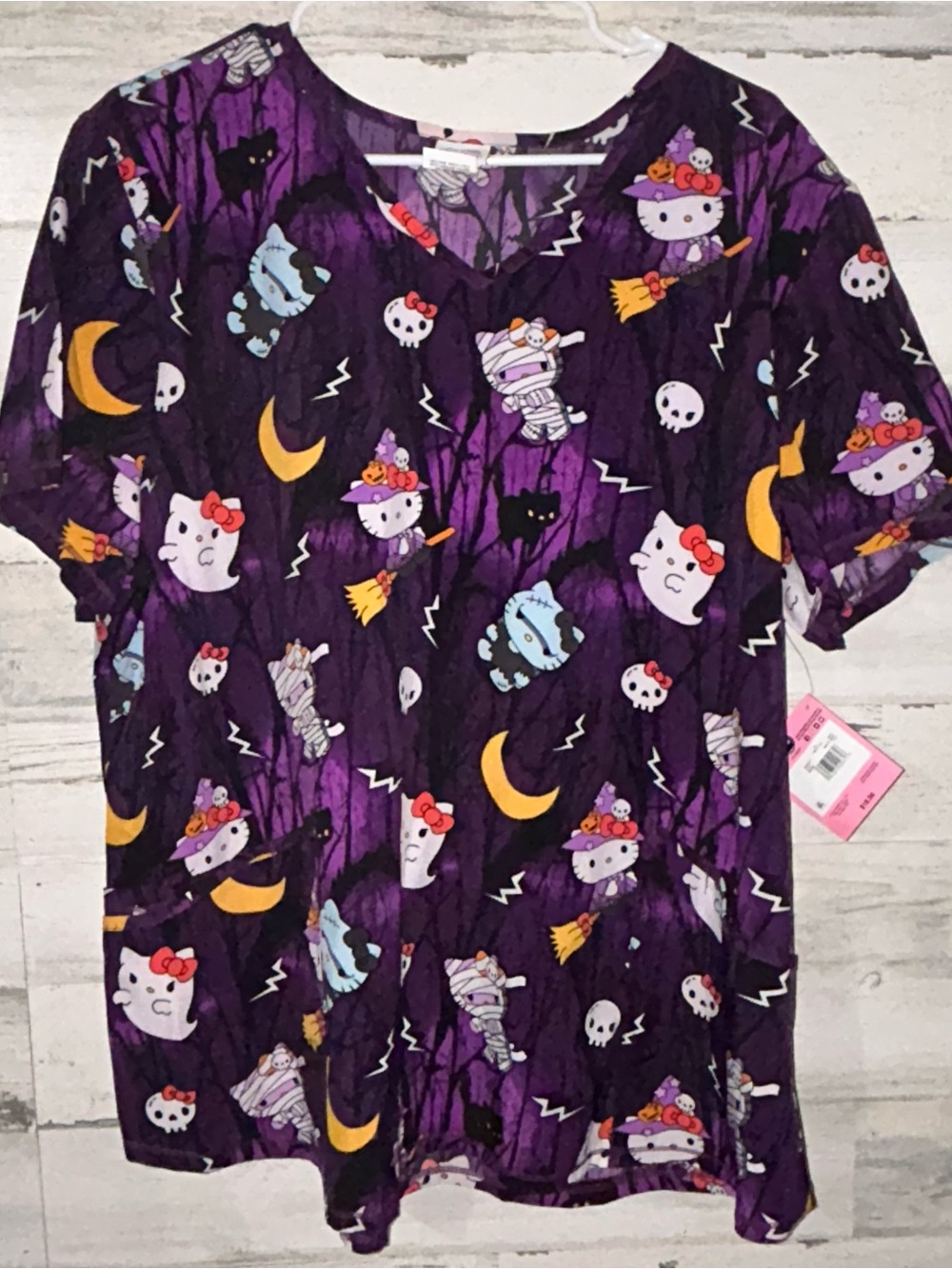 WOMEN'S SANRIO HELLO KITTY HALLOWEEN V-NECK SCRUB TOP-2XL-NWT!